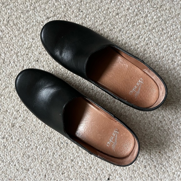 Dansko black leather clogs with tan sole - Picture 3 of 6